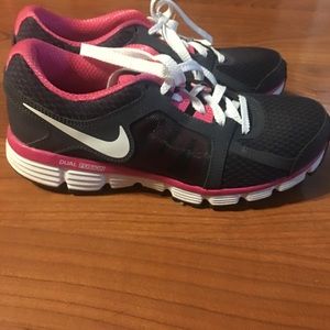 Nike dual fusion size 5 youth sneakers